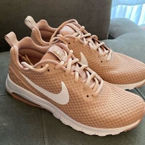Women’s Nike Air Max Motion LW